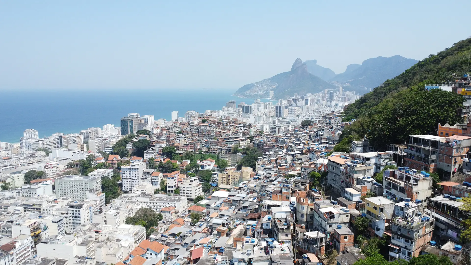 Comunidade Pavão-Pavãozinho-Cantagalo, em Copacabana, atendida pela Águas do Rio.